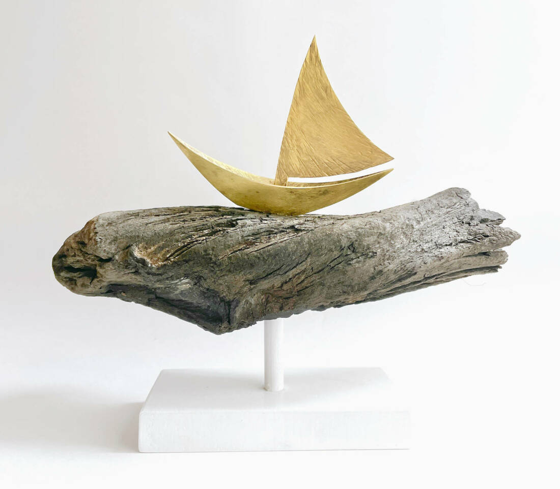 Auf der Welle segeln, Meike Kröger 2023, Messing und Fundholz 20 × 24 cm