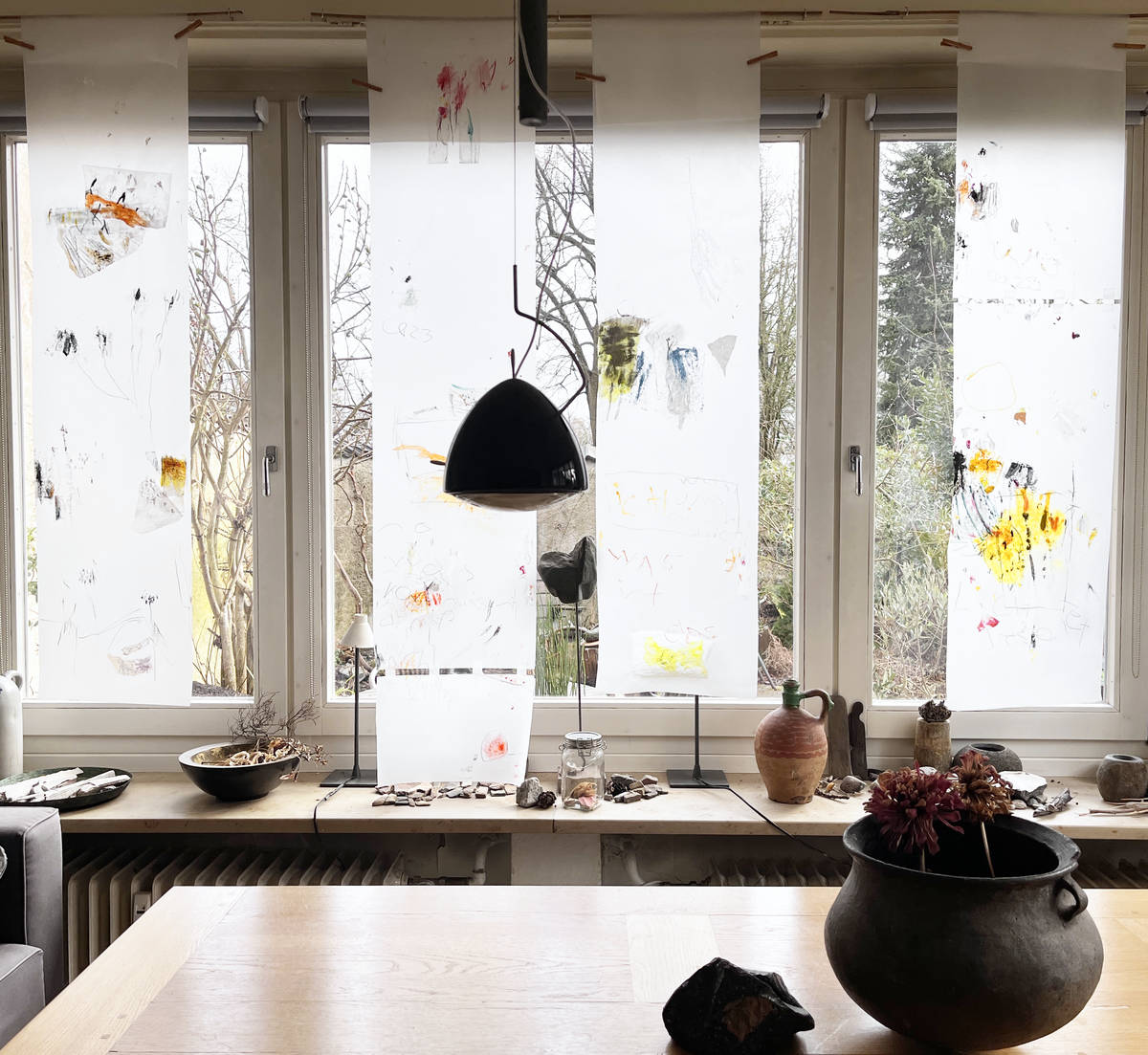 Pergamentbahnen vor dem Fenster, 2023, Mischtechnik auf Pergament, ca. 180 × 40 cm