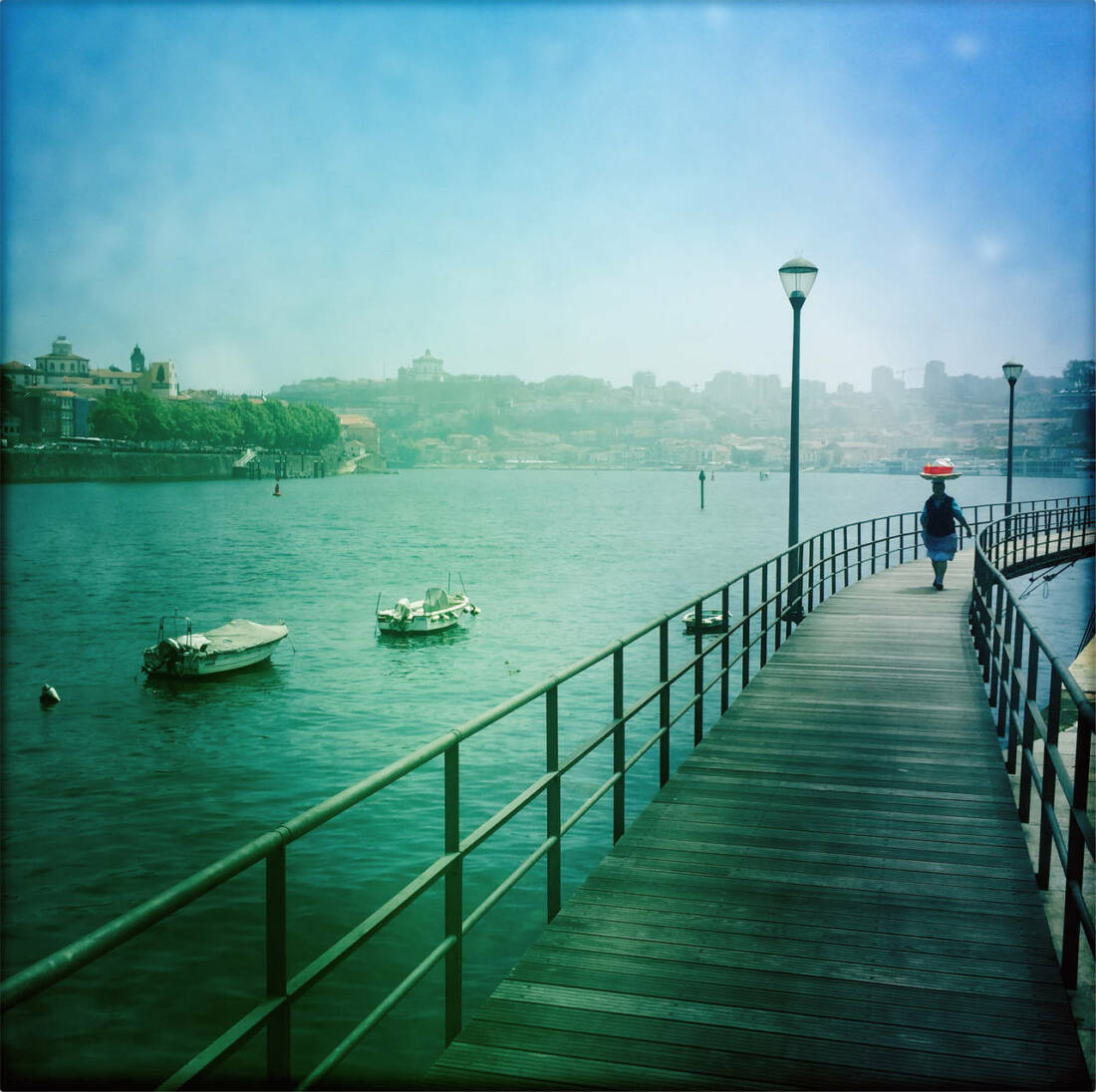 Porto aus der Serie: Westeuropa im Polaroid Stil, 2022, digitale Photographie, 42 × 42 cm