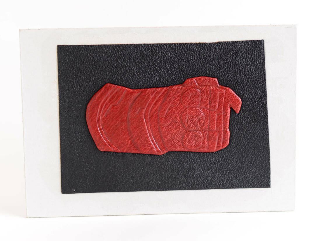 Fist of Doom (Vorstudie zu Hellboy – Seed of Destruction), 2023, Basrelief mit rotem Ziegenleder bezogen in schwarzes Ziegenleder eingelassen, ca. 6 × 12 cm