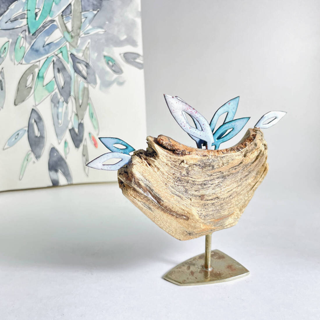 Blaue Flora, Objekt, Meike Kröger, 2025. Kupfer, Emaille, Fundholz, Höhe ca. 9 cm