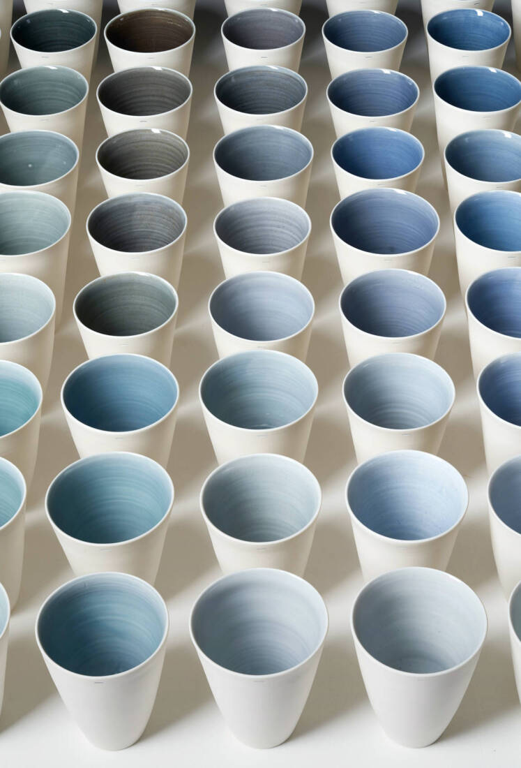 Wasser zum Trinken, 2021, Porzellan und Glasur, 700 × 120 cm
