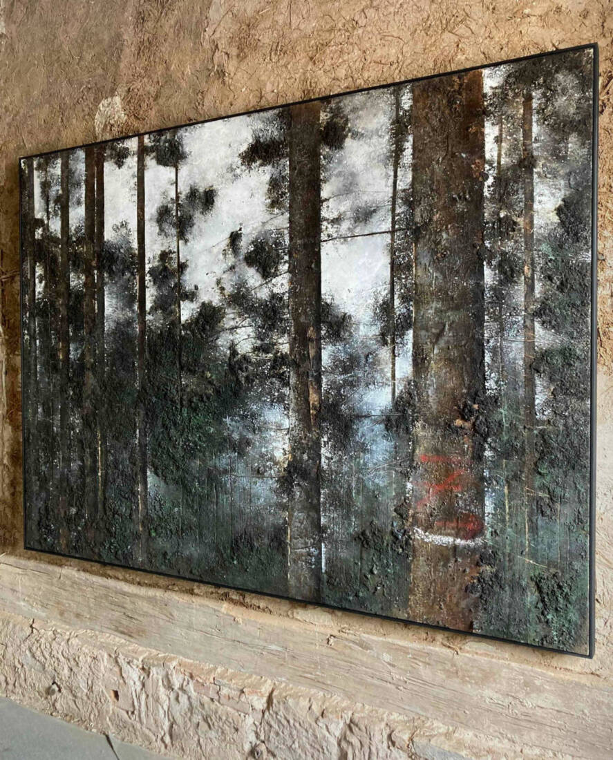 Beschreibung eines Waldes_Umorientierung, 2025, Öl, Kalk, Pflanzenteile, russsiche grüne Erde, Sprühfarbe, Bitumen auf Leinwand, 170 × 230 × 6 cm
