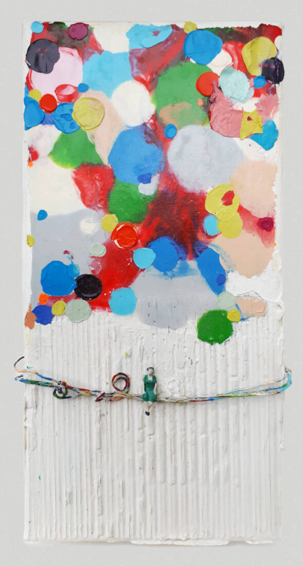 Blick nach vorn, 2024, Acryl und Figur, 20 × 10 cm
