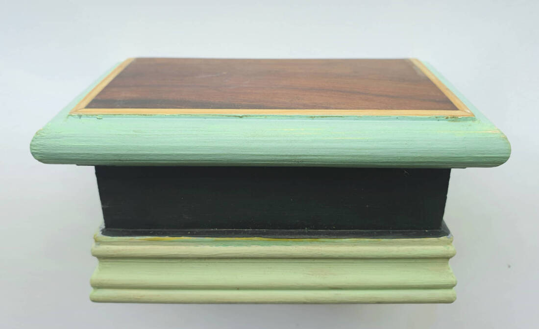 Daniel Holk, Altar No23, 2025, Birkenmultiplex, Kiefernleisten, Nussbaumfurnier, Acrylfarbe, 11×5×6 cm