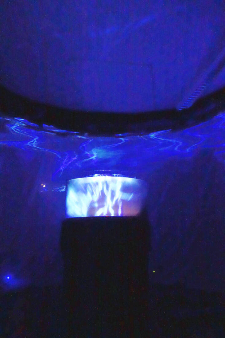 Kalle Spielvogel, Impact (2020), begehbare Licht- und Soundinstallation Acrylglas, Wasser, Projektor, Mediaplayer.