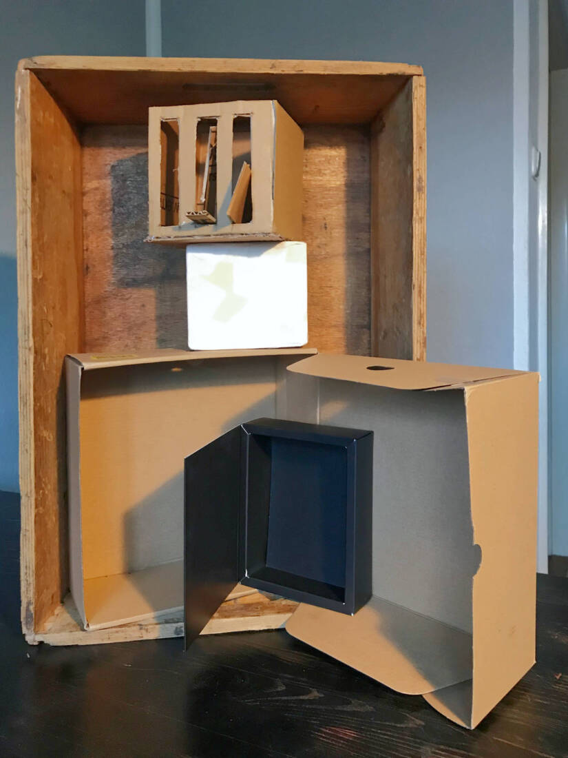 Kistenselfies, 2025, Skulptur, Fotografie von Anya Haase