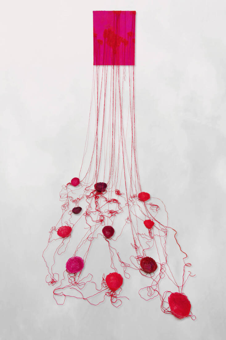 Von Glück benetzte Schalen III, Installation, Ölarbeit, Baumwollfäden, Schalenobjekte, 180 × 200 cm