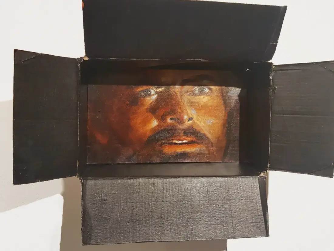 Emotion in der Kiste, 2025, Öl auf Pappkarton, 17 × 27 × 10 cm