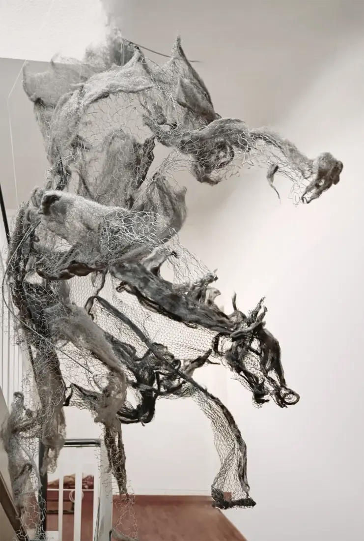 Treppengalopp, 2024, Draht und Stahlwolle. 200 × 80 × 60 cm