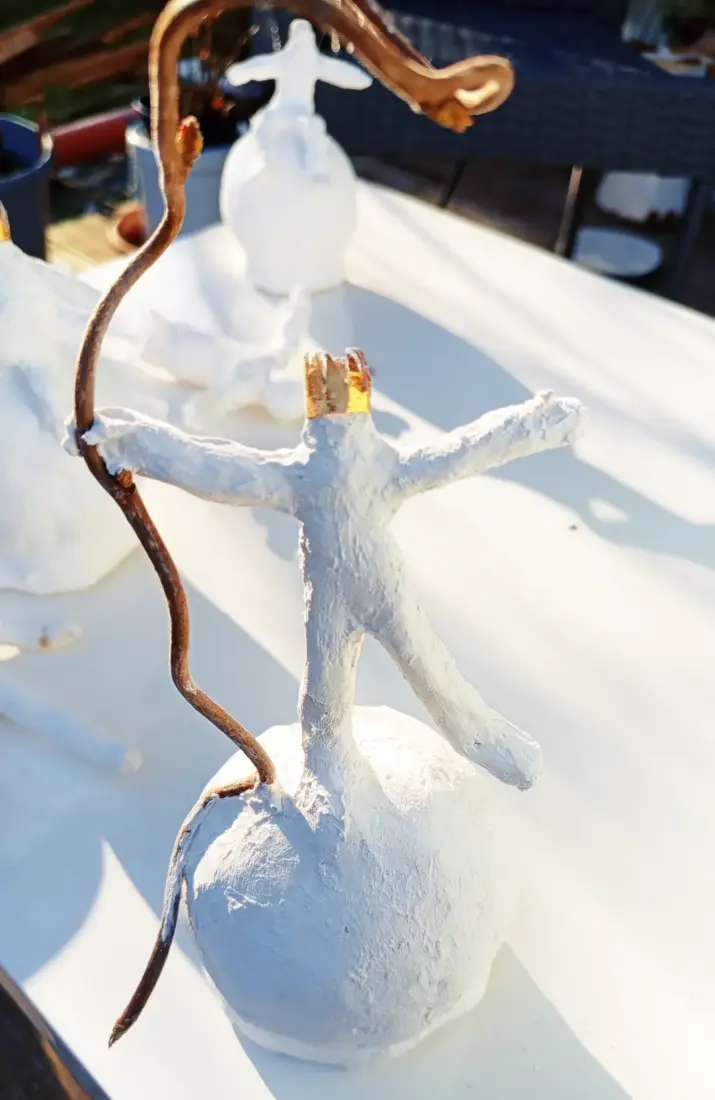Knut im Glück, 2026, Gips, 15 cm