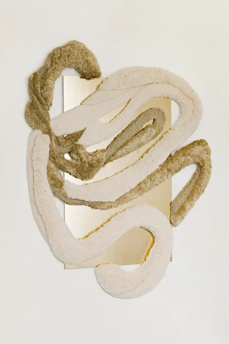 Shamaa – a weave of light, 2025, hangetuftete Wolle & Spiegel