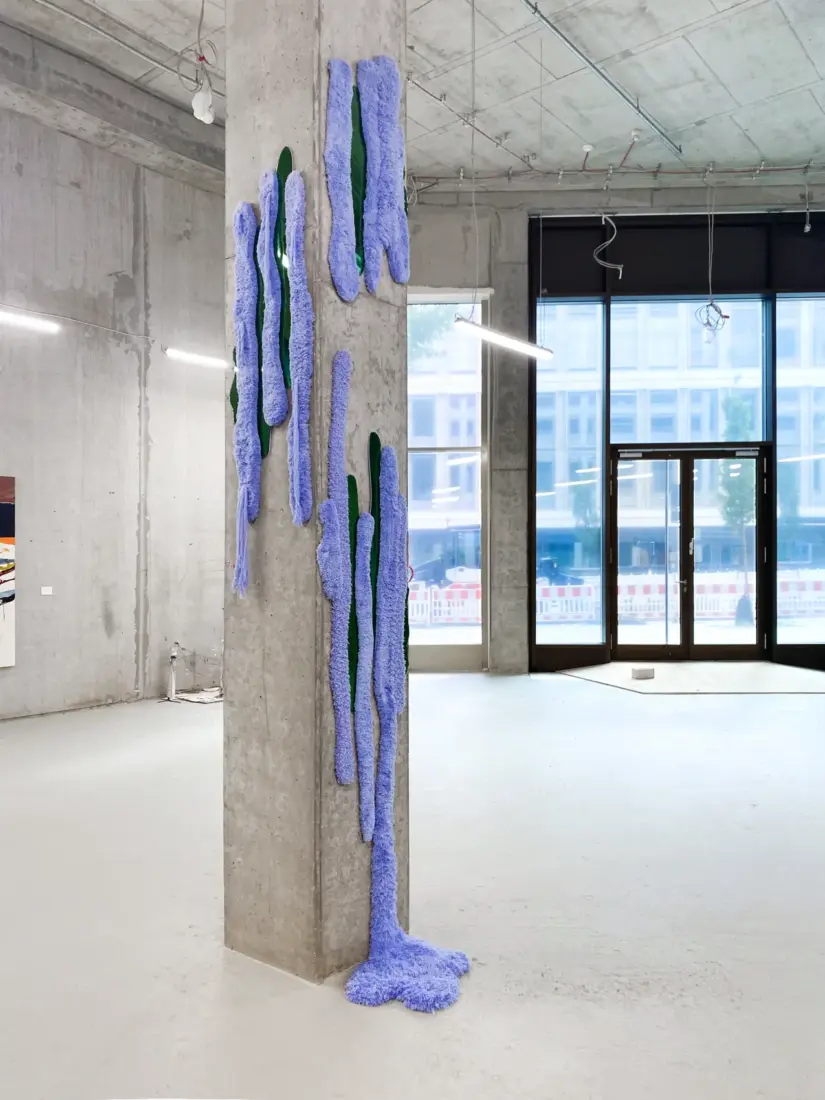 Yara, Elham & Maha, 2024, hangetuftete Wolle & Spiegel
