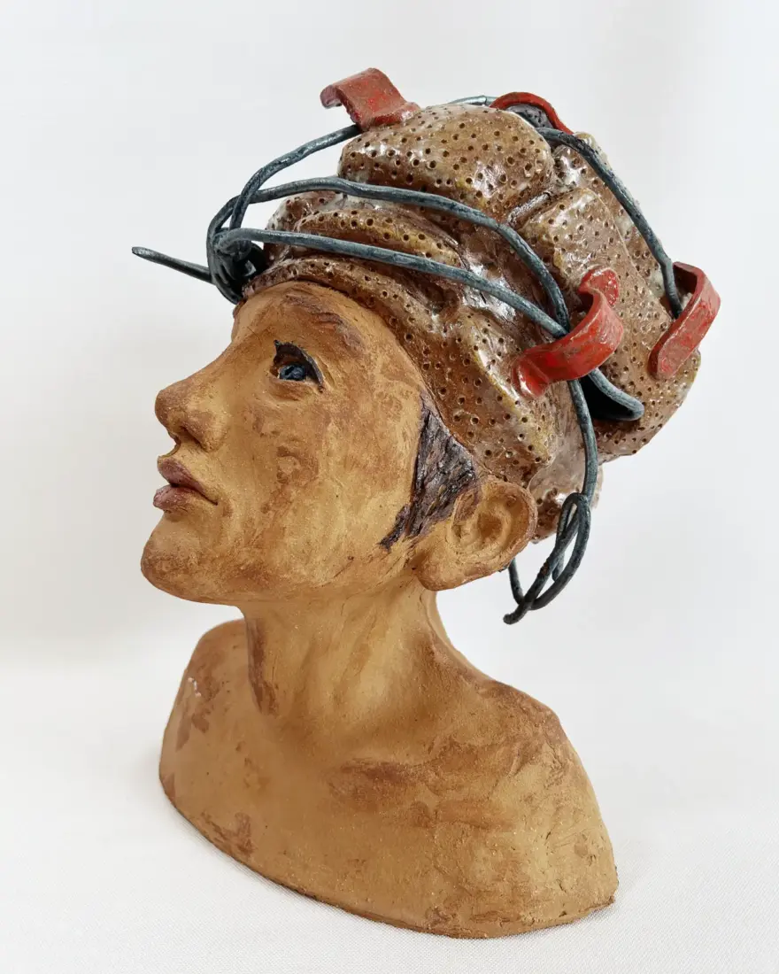 Ballast, 2022, Keramik<br> u. Draht, 33 × 25 × 24 cm